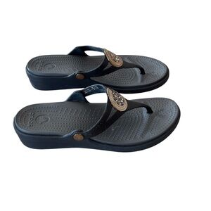 CROCS Sanrah Black thong wedge Sandals with Gold circle Accent women’s 8